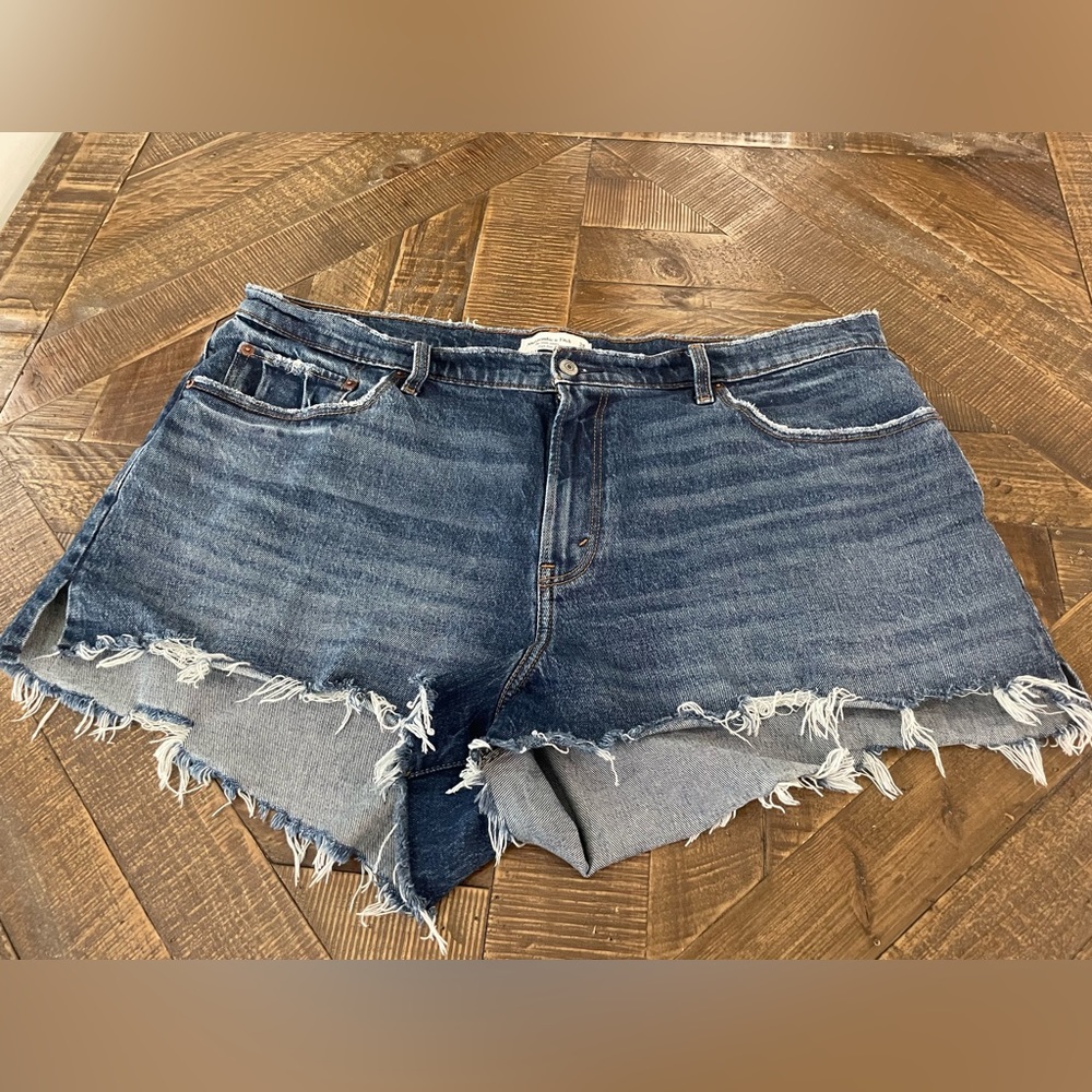 Abercrombie & Fitch ‘Mom Shorts/ Curve Love